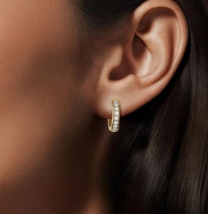 ต่างหูแบบห่วงประดับเพชรเพาะเลี้ยง Luxe Lab ในทองคำ 18K สีเหลือง - Product Image 2