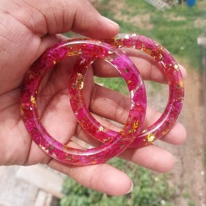 Bracelets tendance en résine compacte pour femmes avec motifs élégants, légers et confortables à porter, artisanat naturel pour femmes - Product Image 3