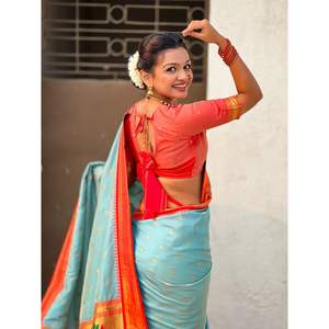 Chal de seda Paithani tradicional Elite Weaves con motivos tejidos en Zari y pallu de pavo real Meenakari, largo para mujer - Product Image 3