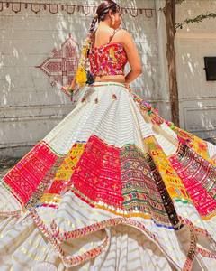 Robe ethnique brodée pour femme, Lehenga Choli avec travail miroir et fausse fourrure, réversible, pour mariage, fête ou tenue de Garba - Product Image 5