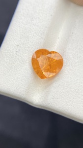 Piedra de Granate Mandarina Spessartita Natural Certificada por IGI, Corte en Forma de Corazón, con Buen Color y Brillo, Calidad de 3.68 Quilates - Product Image 4