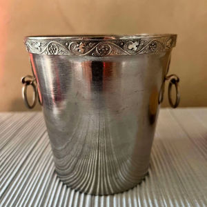 เครื่องทำความเย็นเครื่องดื่มโลหะสีเงินคลาสสิกสำหรับรับรองแขกในงานแต่งงาน งานปาร์ตี้ และใช้กับเคาน์เตอร์บาร์ที่บ้านอย่างมีสไตล์ จากอินเดีย - Product Image 1