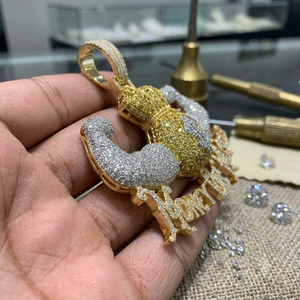 Colgante de Moissanita Colorida con Diseño de Bolsa de Dinero o Musculatura, Chapado en Oro, Joyería Temática Hip Hop - Product Image 2