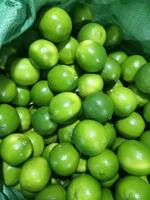 Verse, pitloze limoenen, groen, Vietnam-gewaaid, hoge kwaliteit, merk Blue Lotus, verfrissende smaak, beste exportaanbiedingen.