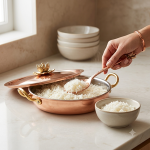 Plat de service peu profond en cuivre pur, finition lisse, avec bouton de couvercle en forme de fleur de lotus et poignées en laiton, vaisselle de luxe pour la maison et l'hôtel - Product Image 4