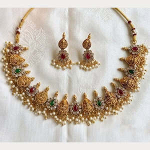 Parure de collier élégante en zircon plaqué or avec pierres Pota et perles, design raffiné pour occasions nuptiales - 10575445PGR - Product Image 1