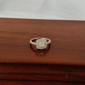 Anillo de Compromiso Revalia de Plata de Ley 925 con Circonita Cúbica de Corte Cojín y Halo, Elegante y Clásico con Acabado Pulido para Mujer, Ideal para Bodas y Fiestas - Product Image 3