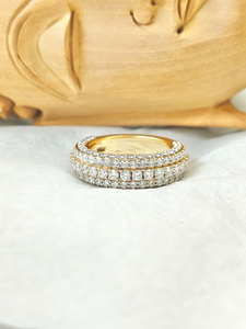 Anillo de diamantes redondos con piedras laterales en oro amarillo, una combinación perfecta de encanto tradicional, brillo deslumbrante y estilo moderno. - Product Image 1