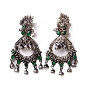 Boucles d'oreilles pendantes vintage en laiton oxydé plaqué, avec pierre verte taille coussin et perle d'imitation, cadeau de mariage pour femme - Product Image 1