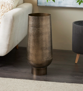 Vase décoratif géométrique en aluminium texturé avec base surélevée pour centre de table - Product Image 6