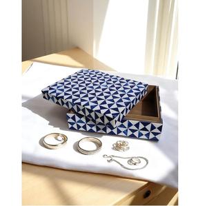 Caja de Joyería Hecha a Mano con Incrustaciones de Hueso, Patrón Triangular Azul y Blanco - Product Image 1