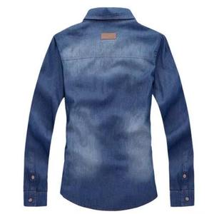 Chemise en jean décontractée à manches longues pour homme, style western, avec poches poitrine, boutons-pression et coupe décontractée, à porter par-dessus un t-shirt blanc - Product Image 2