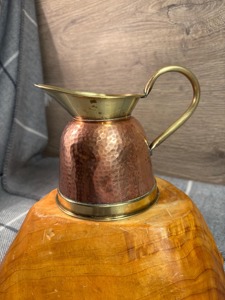 Pichet vintage en cuivre martelé avec garniture et poignée en laiton pour boissons - Product Image 5