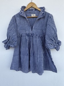 Blusa de Algodón a Rayas Blancas y Azul Marino para Mujer con Cuello con Volantes, Mangas Abullonadas, Puños con Lazos y Parte Superior Tipo Peplum - Product Image 1