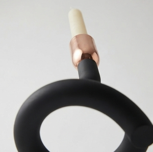 Porte-bougie moderne noir en forme de S avec coupelle en cuivre pour bougie conique, idéal pour la décoration intérieure - Product Image 4
