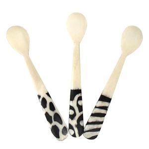 Juego de aperitivos batikados de hueso natural hechos a mano, incluye tres cucharas, perfecto para fiestas, cenas, bodas y reuniones familiares. - Product Image 2