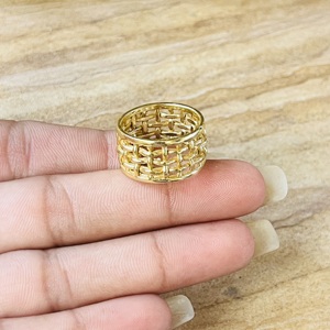Bague élégante en laiton au design bohème, motif tressé, pour femme, plaqué or 18 carats, maille géométrique creuse, bague statement, vente en gros - Product Image 2