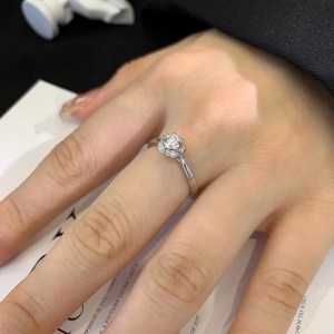 Anillo de Compromiso de Plata de Ley 925 con Pétalos de Flores de Lujo, Corte Brillante Redondo en Oro Blanco de 14K, Anillo con Diamante Cultivado en Laboratorio - Product Image 2