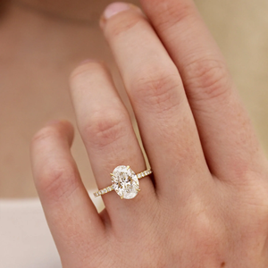 แหวนแฟชั่นสมัยใหม่สำหรับผู้หญิง แหวนทอง 14k ประดับเพชรทรงวงรี พร้อมเพชรเพาะเลี้ยงในห้องปฏิบัติการที่ได้รับการรับรองจาก IGI ดีไซน์คลาสสิก - Product Image 2