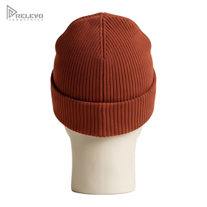 Bonnet unisexe personnalisé de qualité supérieure 100 % acrylique rayé rouge à côtes fines, bord roulé, étiquette tissée haute densité - Product Image 3