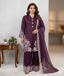 ชุดเสื้อผ้าไหมเครปปักลายหรูหรา พร้อมกางเกงปาลาซโซ่และผ้าคลุมไหล่ สำหรับงานเทศกาล ราคาขายส่ง เสื้อผ้าชาติพันธุ์ สีไวน์ - Product Image 1