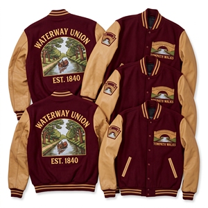 Chaqueta universitaria al por mayor, color granate, cuerpo de lana, mangas de cuero color canela, con bordado 'Waterway Union Towpath Walks Canal Boat', tipo Letterman - Product Image 1