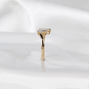 Bague Toi et Moi en or jaune 18 carats avec deux diamants de laboratoire taille poire et ovale de 1,7 ct, bague de fiançailles minimaliste, joaillerie fine - Product Image 3