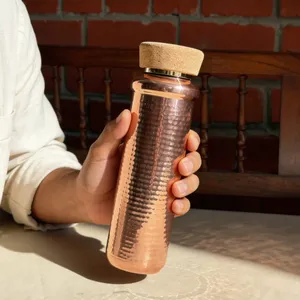 Bouteille d'eau en cuivre au design unique, 100 % cuivre pur, fabriquée à la main, bouteille à boire traditionnelle pour la maison, le bureau, la salle de sport, le yoga et les voyages - Product Image 3