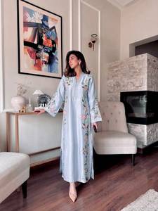 Ensemble prêt-à-porter entièrement cousu : haut kaftan en verre romain avec broderie de créateur et sequins, et bas en verre romain, avec dupatta. - Product Image 3