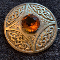 Broche Vintage en Métal Blanc Durable avec Nœud Celtique et Pierre Centrale Facettée, Motif Écossais, Fabrication Sur Mesure, Vente en Gros