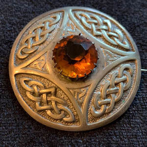 Broche celta vintage de metal blanco duradero con nudo y diseño a cuadros, con piedra central facetada, hecho a medida, al por mayor - Product Image 1