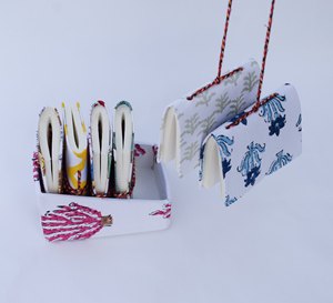 Agenda de Bolsillo con Cubierta de Tela de Algodón Estampada a Mano, Tapa Dura, Lápiz y Papel Hecho a Mano - Set de Regalo Perfecto - Product Image 2