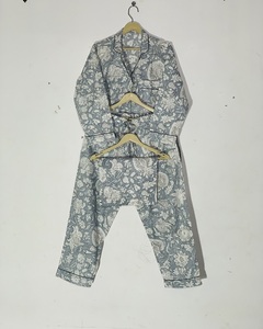 Ensembles de pyjama en satin de coton très demandés, style vintage, col rabattu, boutonnés, imprimés à la main, respirants et à séchage rapide - Product Image 6