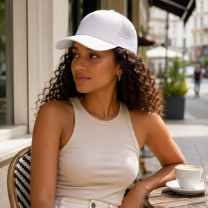 Gorra Trucker Blanca de 6 Paneles con Malla Trasera, Visera Ajustable, Logotipo Serigrafiado en el Panel Frontal, Unisex, Casual, Primavera Verano - Product Image 5