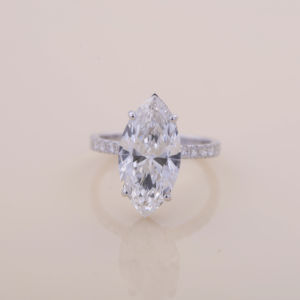 Anillo de Compromiso con Diamante Cultivado en Laboratorio de Corte Marquesa de 5.01 Ct en Oro Blanco, Rosa y Amarillo de 9K |   Anillo de Novia con Halo Oculto y Banda Pavé - Product Image 1