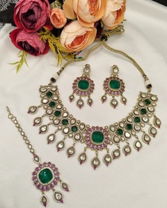 Conjunto de Joyería Tradicional para Boda, Collar con Piedras Kundan en Oro Antiguo Pulido, con Pendientes a Juego, Colección MaangTika - Product Image 1