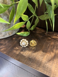 Boucles d'oreilles clous de luxe en forme de fleur avec strass en cristal, plaqué or 22 carats, bijoux pour femmes à porter au quotidien - Product Image 5