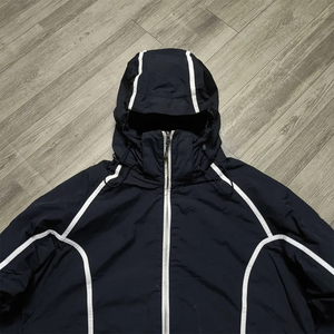 Veste coupe-vent à capuche personnalisée avec passepoil réfléchissant pour homme, en nylon froissé, avec panneaux incurvés et coutures géométriques, légère, imperméable et coupe oversize - Product Image 2