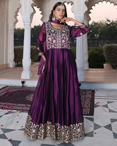 Élégante Robe Anarkali Exclusif pour Femme, Violette, pour Mariages et Occasions Festives, Manches 3/4, en Crêpe de Soie Rangoli - Product Image 3