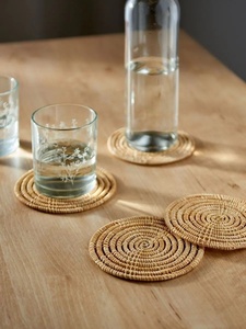 Posavasos Redondo Clásico de Madera Hecho a Mano, de Grado Alimenticio, con Tejido Detallado, Perfecto para Crear una Atmósfera Relajada y Acogedora para los Invitados - Product Image 3