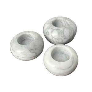 Ensemble de trois bougeoirs à thé en marbre rond poli vintage, centre de table moderne et organique, pierre artistique - Product Image 1