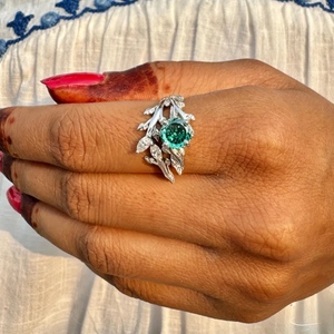 Anillo de Diamantes de Laboratorio con Corte Portugués de Lujo, Piedra Verde, Motivo de Hoja y Acento Marquesa, Joyería para Mujer - Product Image 1
