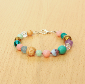 Bracelets élastiques superposés en perles pastel avec un charmant pendentif tortue métallique, disponibles à prix de gros. - Product Image 4