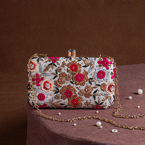 Bolso de Mano de Seda Zardozi con Adornos Florales, Diseño Clásico de Media Luna, Hecho a Mano con Perlas Suaves, Bolso de Fiesta Indio - Product Image 3
