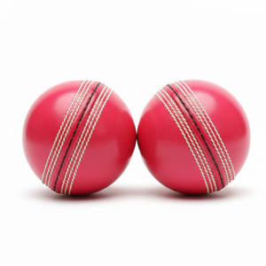 Pelota de críquet profesional que ofrece agarre de costura consistente, durabilidad superior y extendida para clubes. - Product Image 1