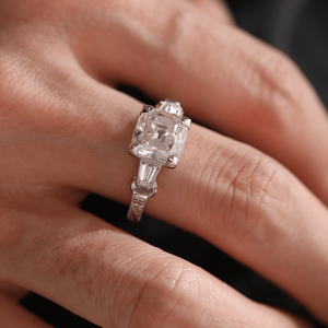แหวนเพชรแล็บโกรว์ทรงโอลด์ไมน์คัท 3 กะรัต ทองคำขาว 14K สำหรับผู้หญิง สไตล์วินเทจ อาร์ตเดโค ประดับเพชรทรงบาแกตต์สามเม็ด ทรงเรียวเล็ก ขายดี - Product Image 3