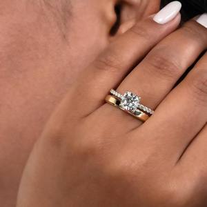 Ensemble de mariage de luxe en or jaune 14K 18K avec diamant de laboratoire taille coussin, bague de fiançailles et alliance, certifié IGI, bijoux en gros - Product Image 4