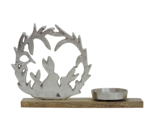 Élégants lapins de Noël faits à la main en aluminium dans une couronne avec porte-bougie sur base en bois, décoration - Product Image 2