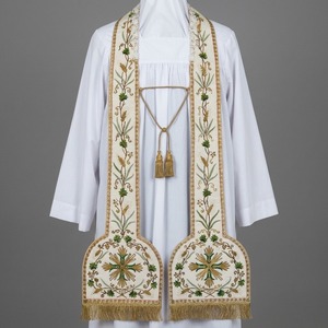 Étole d'église artisanale haut de gamme, fabriquée avec un tissu blanc de haute qualité et décorée d'une élégante broderie florale dorée et verte. - Product Image 3
