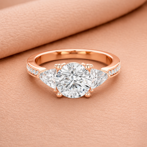 Bague de fiançailles en or rose à trois pierres serties de diamants, bijoux de mariée de luxe, élégante alliance pavée, bijoux fins, cadeau - Product Image 1